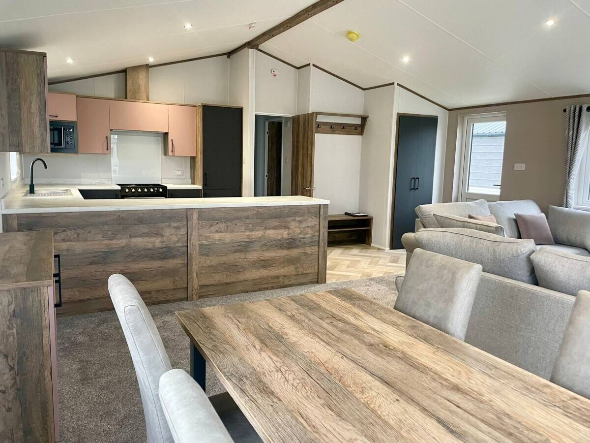 NOTTINGHAMSHIRE - TWO BEDROOM RESIDENTIAL LODGE WITH PARKING FOR 4 VEHICLES