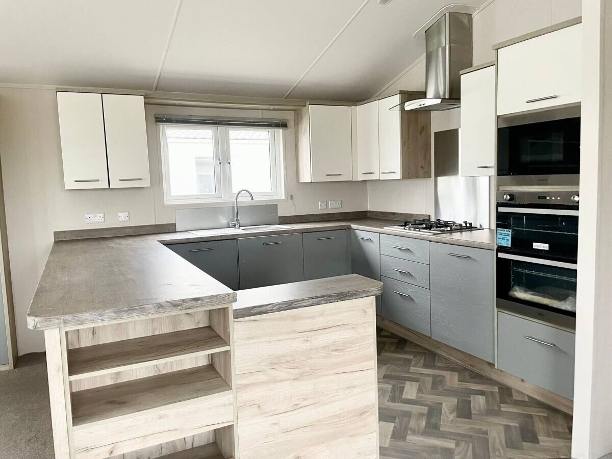 NOTTINGHAMSHIRE - TWO BEDROOM RESIDENTIAL LODGE WITH DEDICATED PARKING
