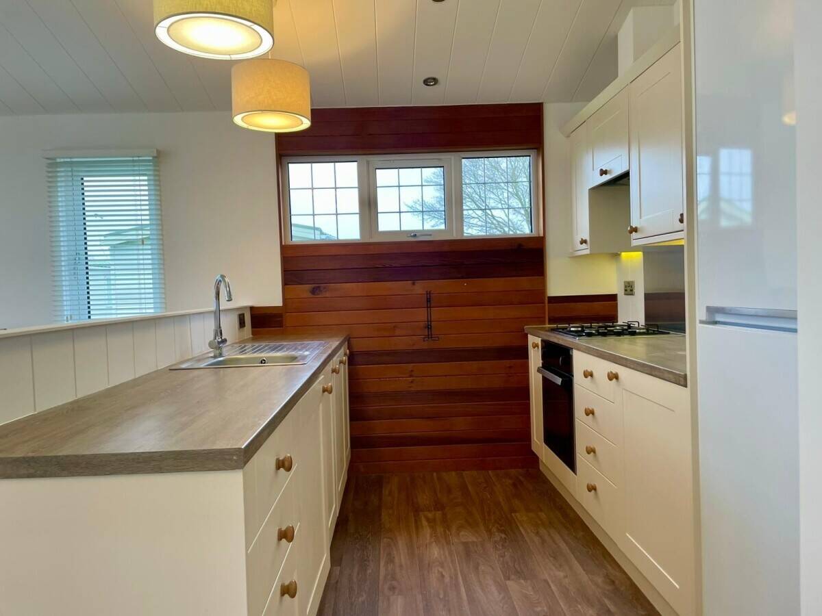 NOTTINGHAMSHIRE - TWO BEDROOM HIGH SPECIFICATION LODGE WITH DEDICATED PARKING