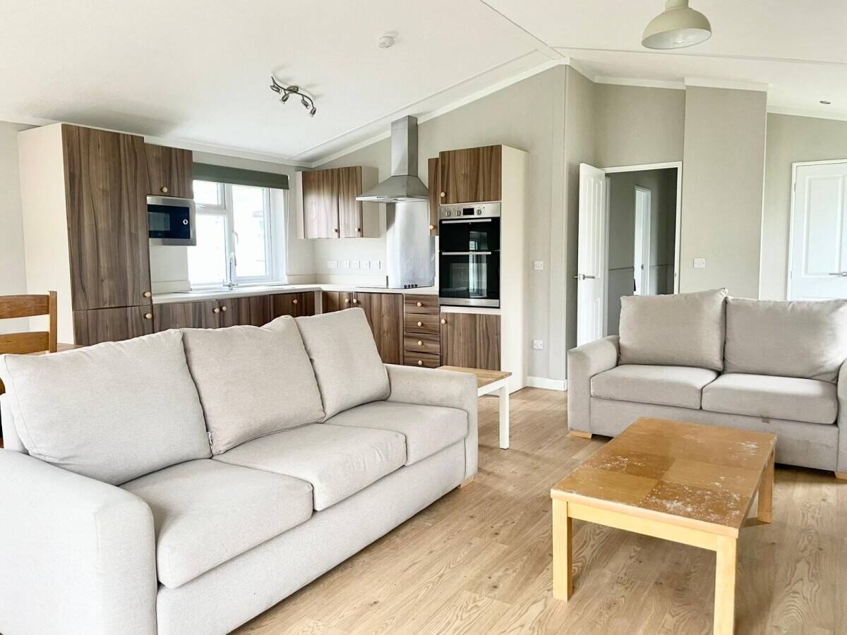 NOTTINGHAMSHIRE - THREE BEDROOM LODGE WITH PARKING FOR 3 CARS