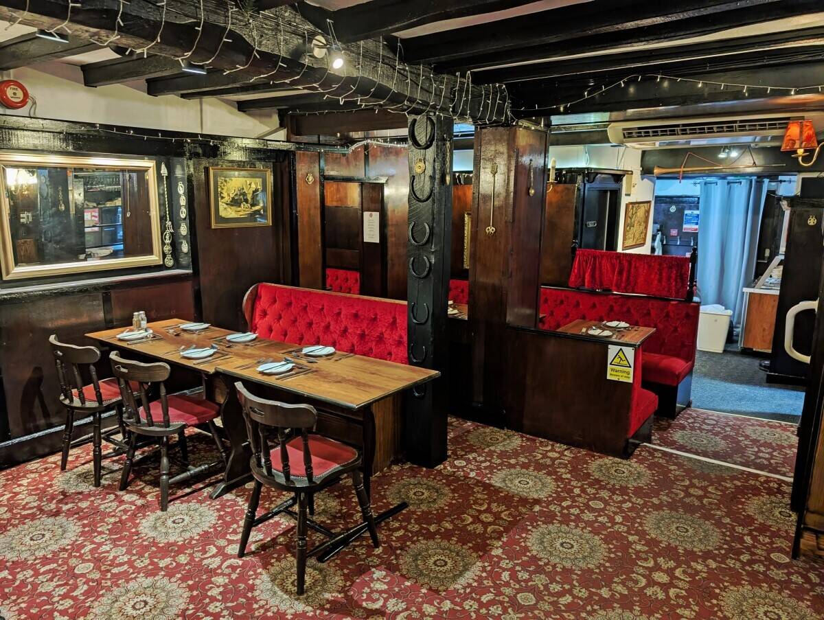 WARWICKSHIRE – WELL-ESTABLISHED CARVERY RESTAURANT IN HISTORIC AND SOUGHT-AFTER VILLAGE