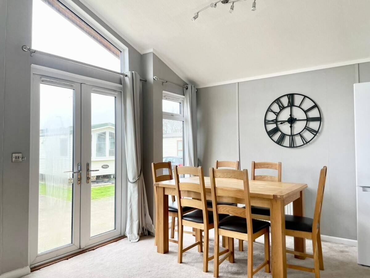 NOTTINGHAMSHIRE - THREE BEDROOM LUXURY LODGE WITH DRIVEWAY FOR 2 CARS