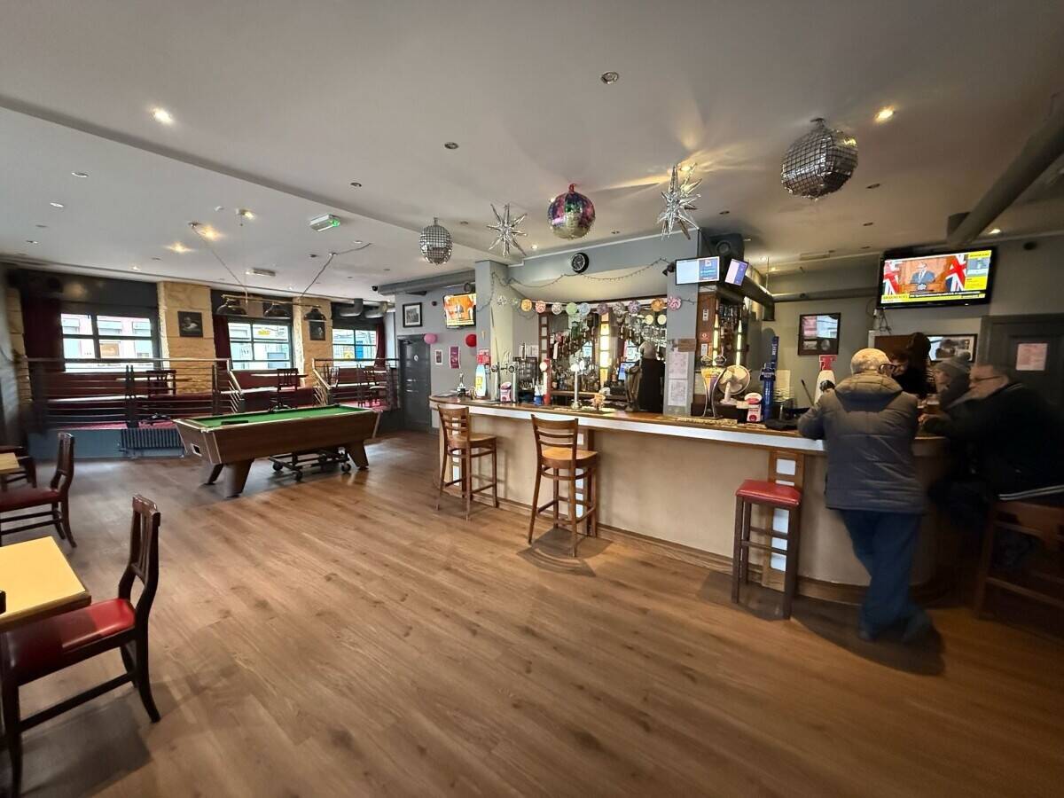 Freehold Pub on a busy Edinburgh arterial road (ref 1809) Photo 2