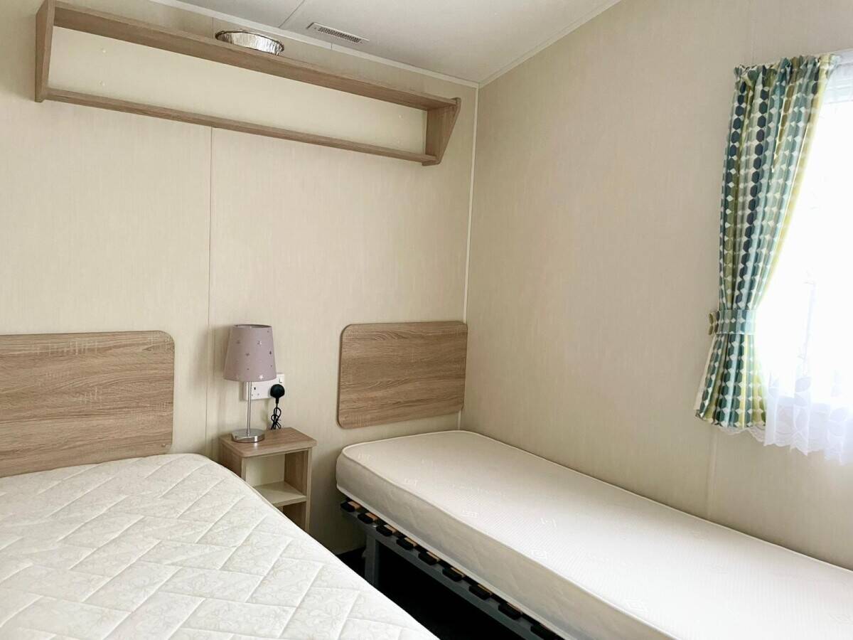 NOTTINGHAMSHIRE - TWO BEDROOM LODGE WITH DEDICATED PARKING Photo 2