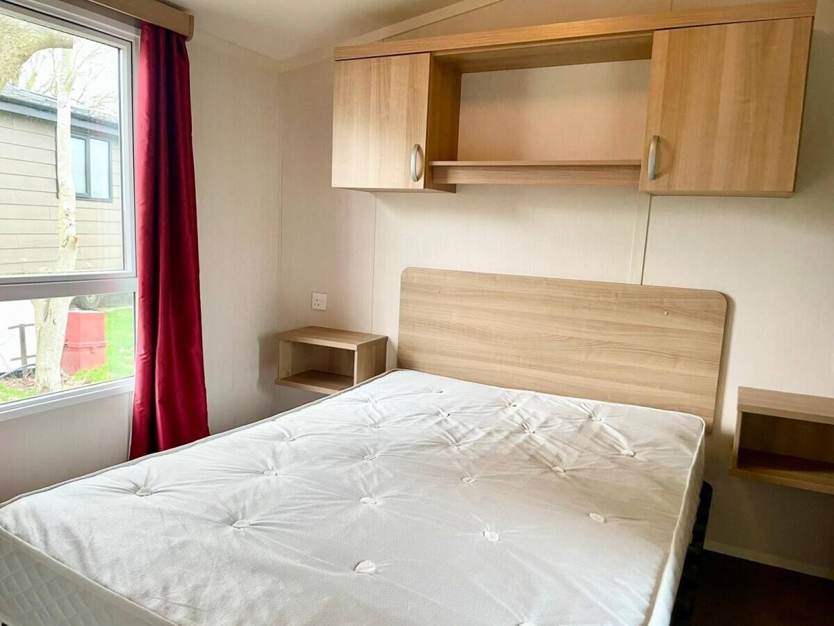 NOTTINGHAMSHIRE - TWO BEDROOM LODGE WITH PARKING FOR TWO VEHICLES Photo 2