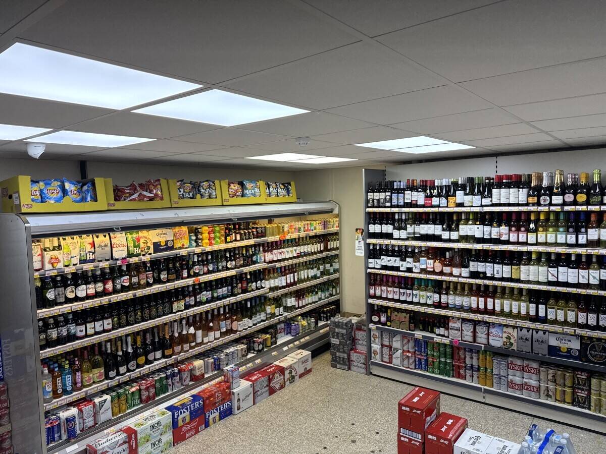 Off Licence Market for Sale &ndash; Essex with 2-bedroom flat Photo 2