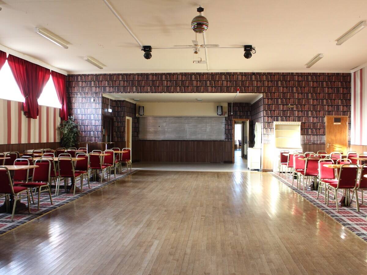 LINCOLNSHIRE - SOCIAL CLUB WITH LARGE FUNCTION ROOM AND CAR PARK