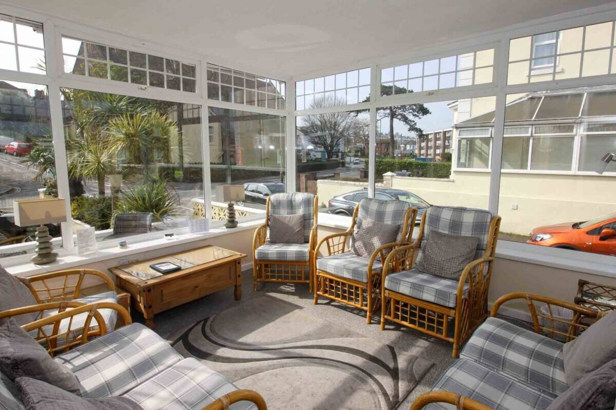 Profitable 15-Bedroom En-Suite Hotel Near Beach & Town Centre Photo 2