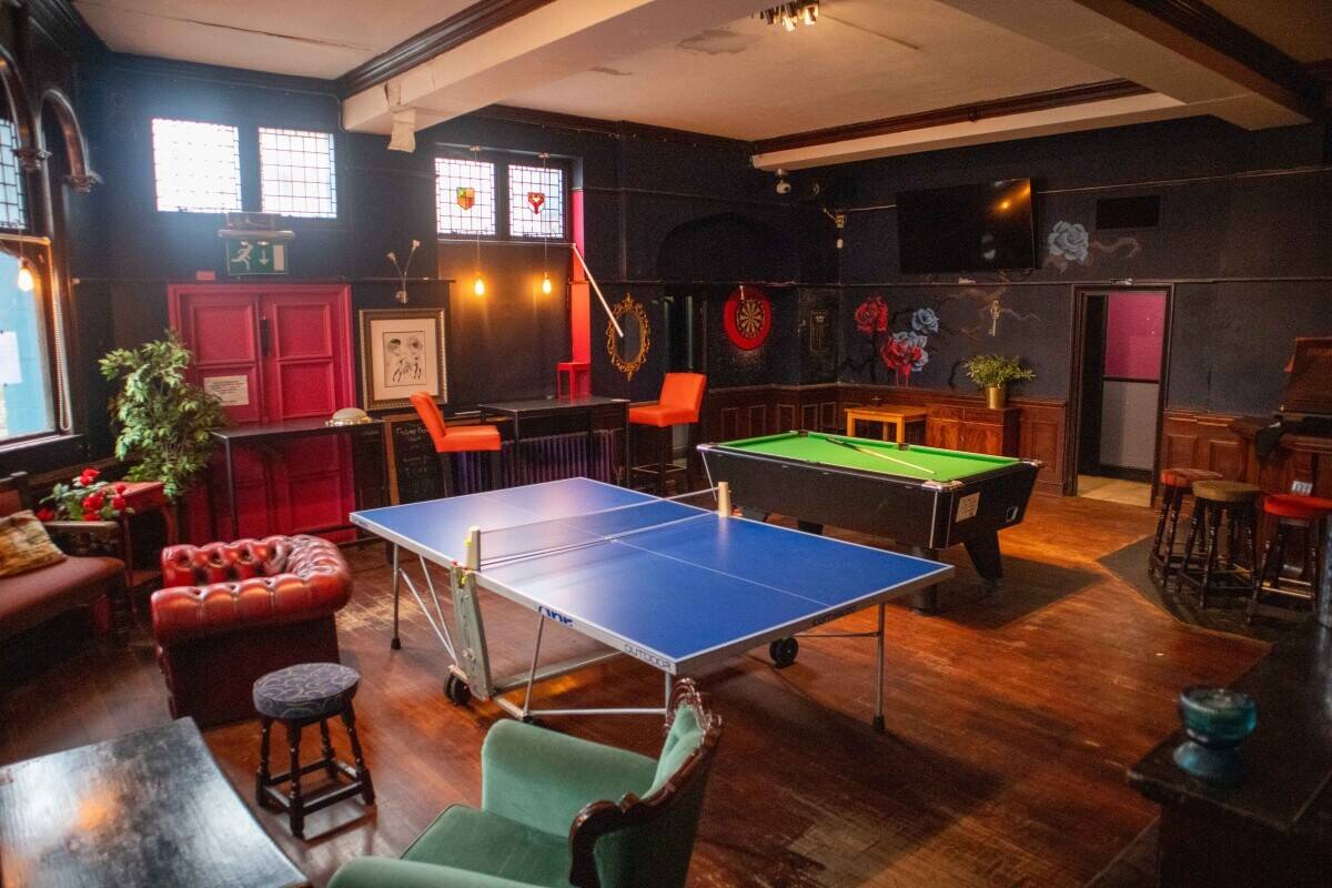 STREATHAM, LONDON - SUBSTANTIAL PUB WITH EXTENSIVE 12 ROOM ACCOMMODATION