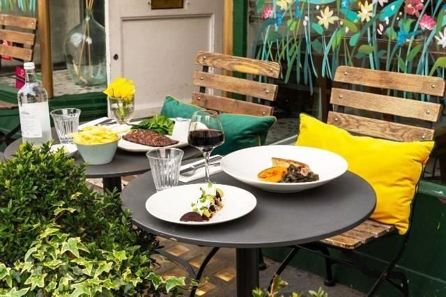 Air-conditioned Bar  /   Café  /   Restaurant for Sale