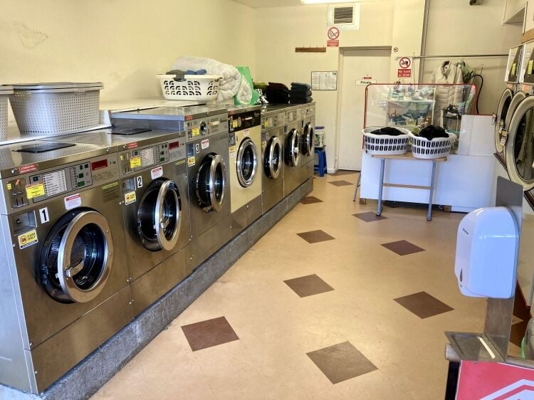 LAUNDERETTE