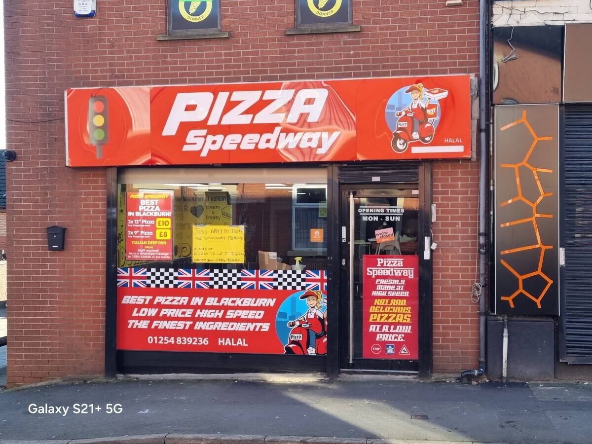 A5 Pizza takeaway with walk in fridge ready to go