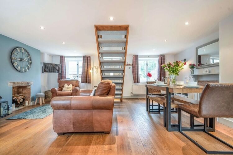Turnkey Cotswolds Holiday Let Share Sale Photo 2