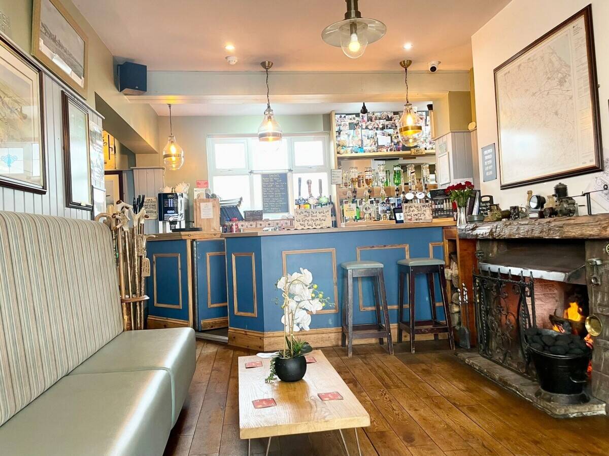 LINCOLNSHIRE - IMMENSELY SUCCESSFUL PUB ADJACENT TO HUMBERSIDE AIRPORT