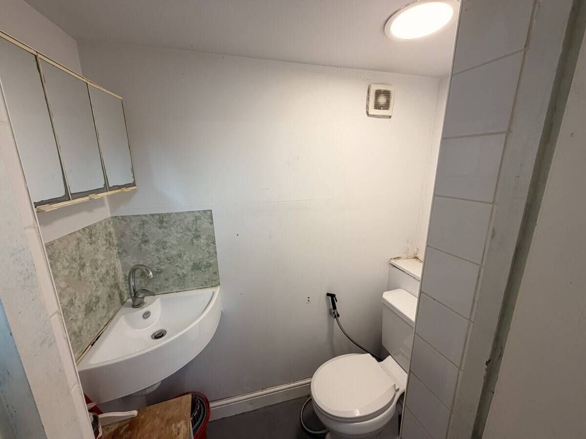 Prime High Street Retail Unit for Sale/ or rent in Bromley &ndash; Flexible Use Opportunity