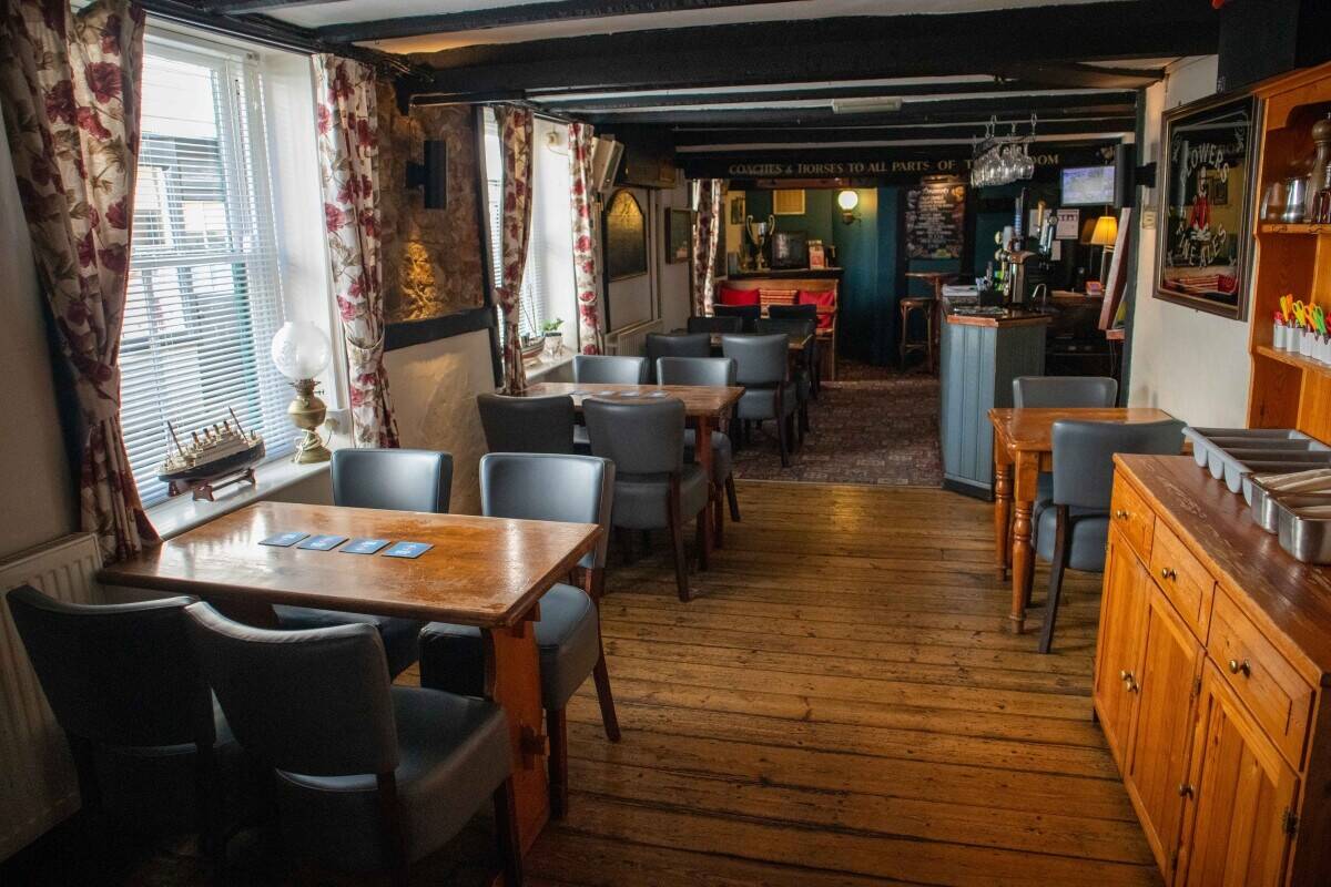KENT - HIGH TURNOVER TOWN CENTRE PUB WITH STRONG FOOD SALES Photo 2