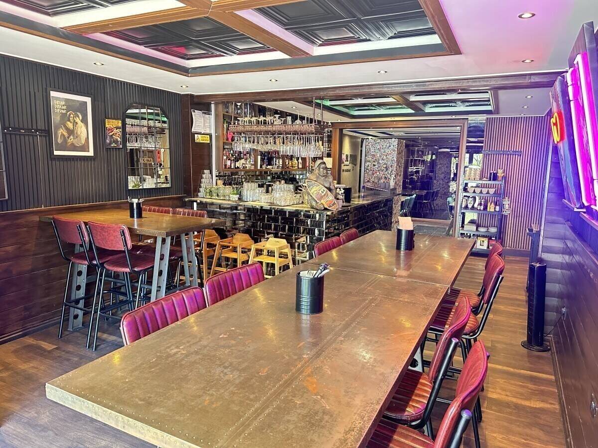 INCREDIBLE Restaurant space with huge 4 bedroom flat ACCOMMODATION included in Isleworth London