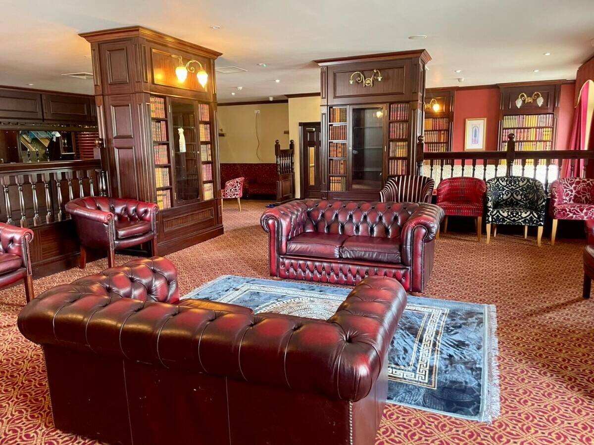 SOUTH YORKSHIRE - WELL PRESENTED BAR AND RESTURANT TO LEASE