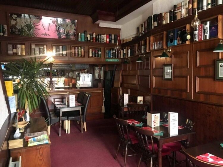 Historic Dover Gem – Restaurant, Bar & Boutique Rooms with Freehold! Photo 2