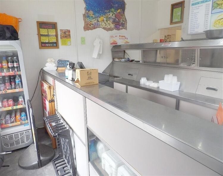 Detached fish & chip takeaway, south Leeds