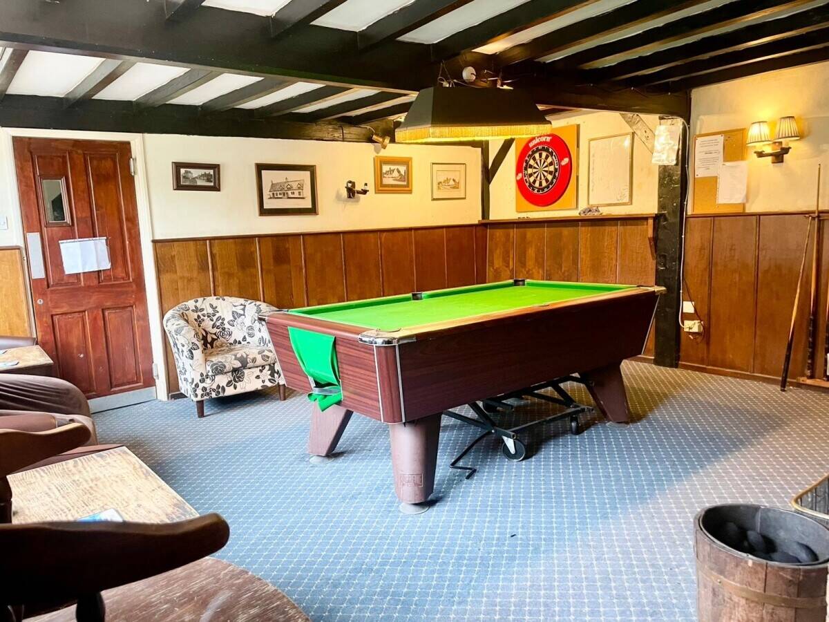 LINCOLNSHIRE - THREE BEDROOM PUB WITH LARGE CAR PARK Photo 2