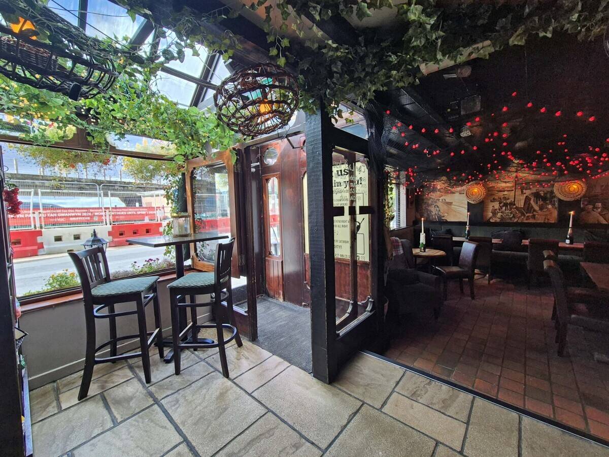 GWYNEDD - 15TH CENTURY HARBOURSIDE PUBLIC HOUSE