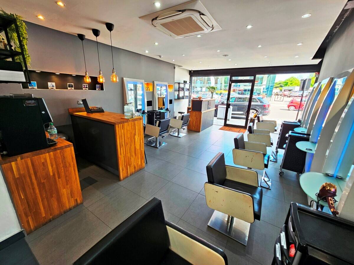 FREEHOLD HAIR & BEAUTY SALON + LARGE 3 BED FLAT – FOR SALE – SOUTH EAST LONDON Photo 2