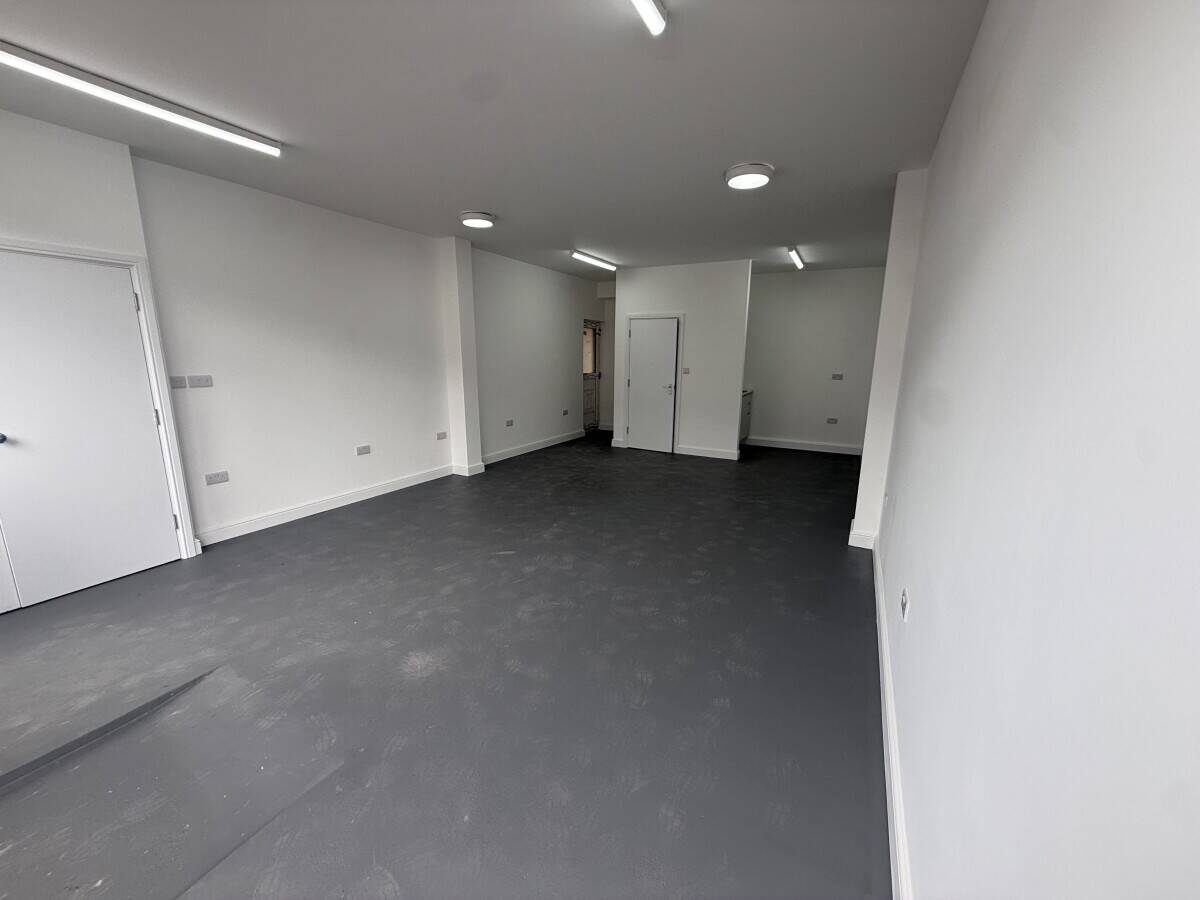 Vacant  shop Photo 3