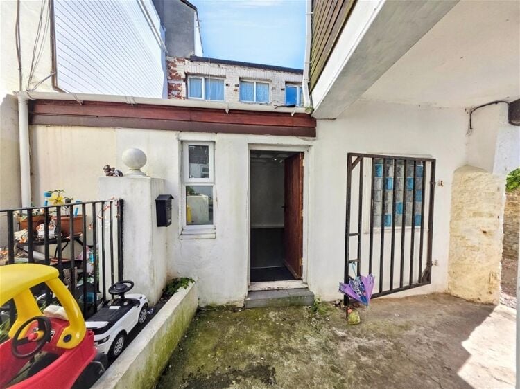 Auction Lot: Cottage/Studio Apartment in Paignton, Devon For Sale in Paignton Photo 2