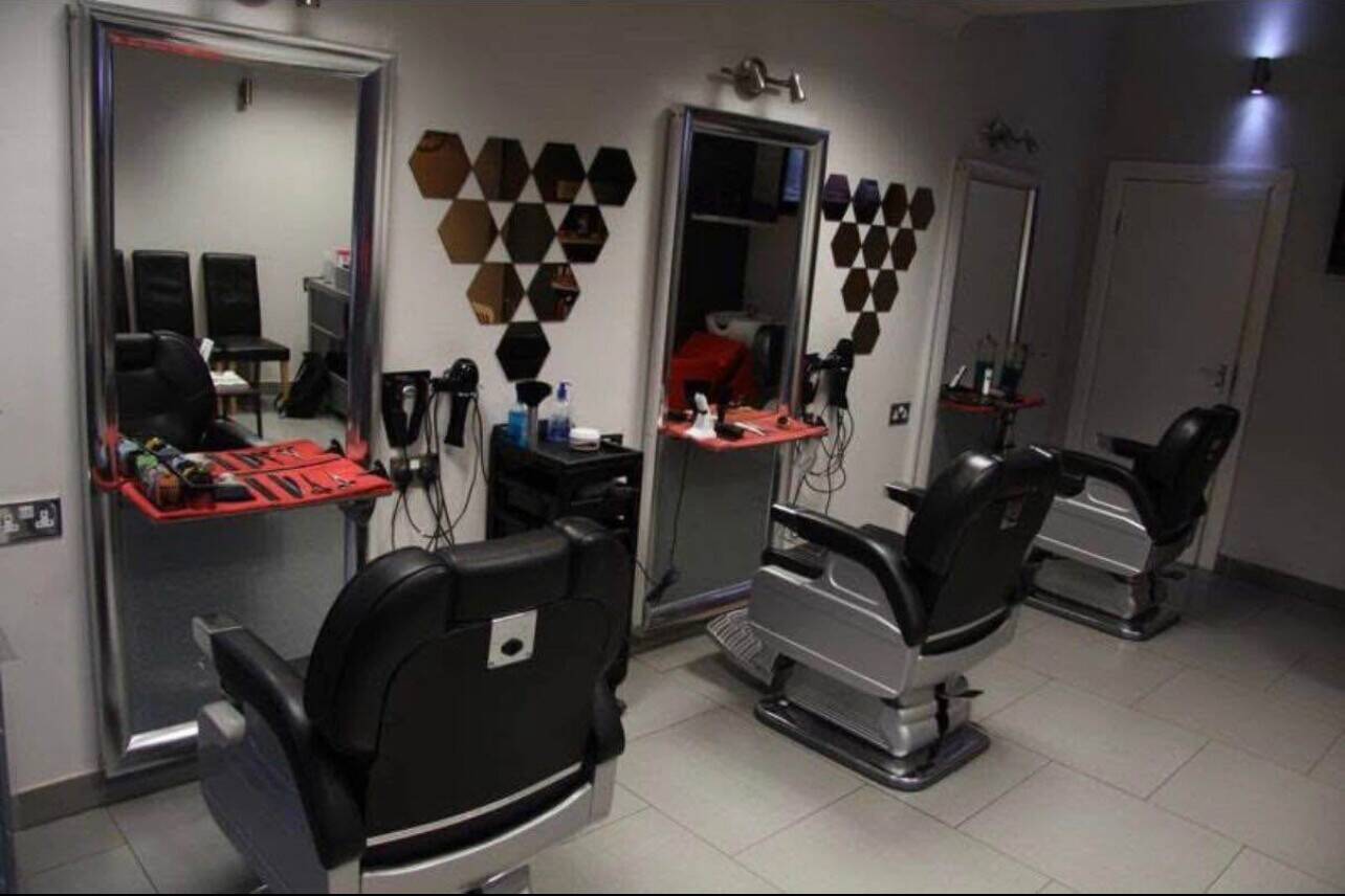 Barber shop in Epsom town centre Photo 2