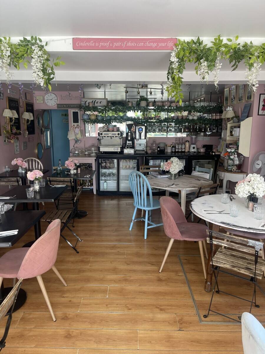 FULLY EQUIPPED DAYTIME CAFÉ /TEA ROOM Photo 2