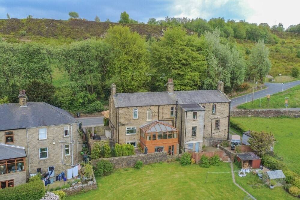 Successful holiday let overlooking the stunning Worth Valley Photo 2
