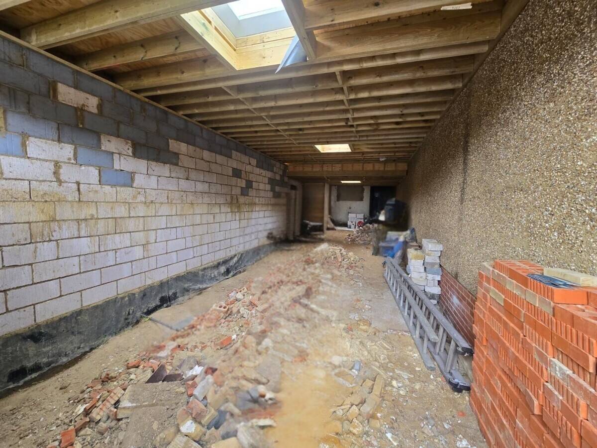 Rare 900 sq ft warehouse to rent in Ickenham Photo 1