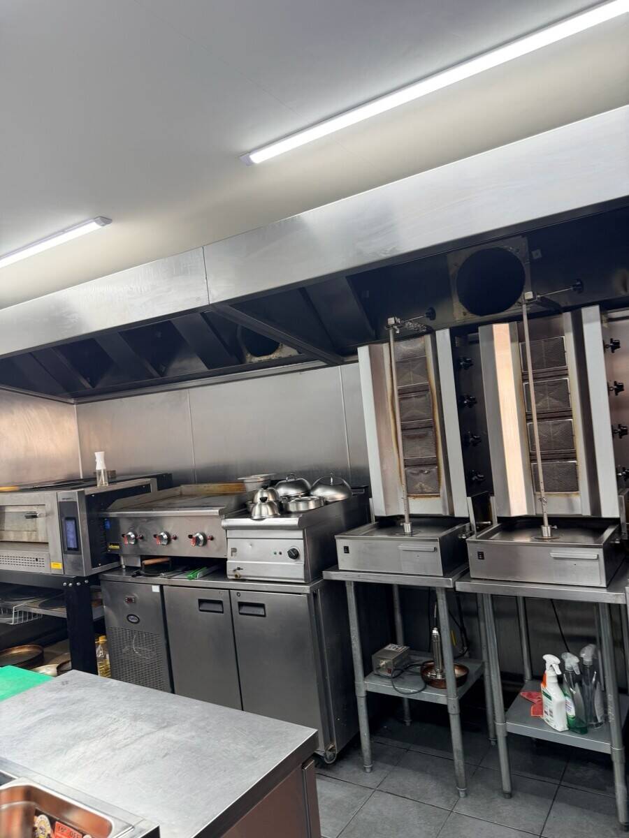 CONFIDENTIAL FULLY FITTED TAKEAWAY / BURGER SHOP – MANCHESTER – LOW RENT – NO RATES Photo 2
