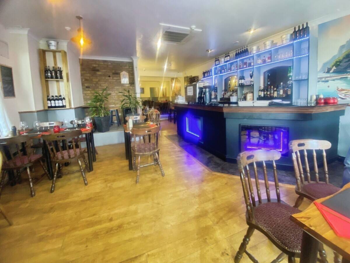 FULLY FITTED RESTAURANT / BAR PREMISES - FULLY EQUIPPED TO TRADE. TOWN CENTRE Photo 2