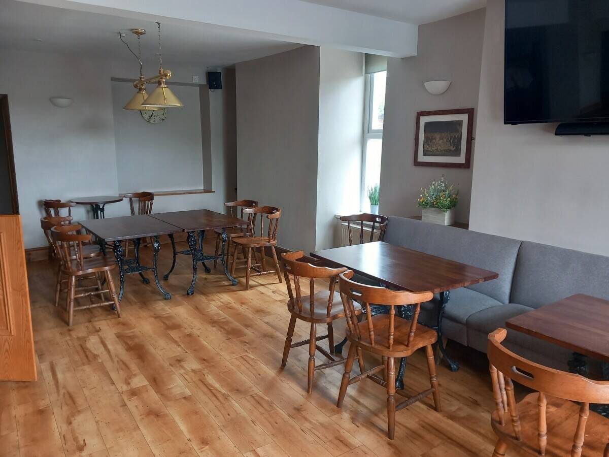 RHYMNEY VALLEY SOUTH WALES - WELL APPOINTED AND MUTUALLY SUCCESSFUL TRADITIONAL VILLAGE PUB