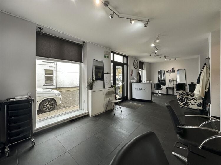 Vacant Retail Unit Photo 2