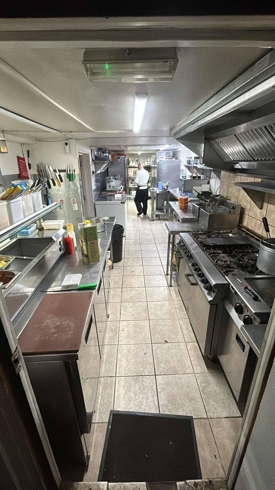 HIGHLY REGARDED ITALIAN RESTAURANT & PIZZERIA – SURREY CONFIDENTIAL SALE – STAFF UNAWARE Photo 2