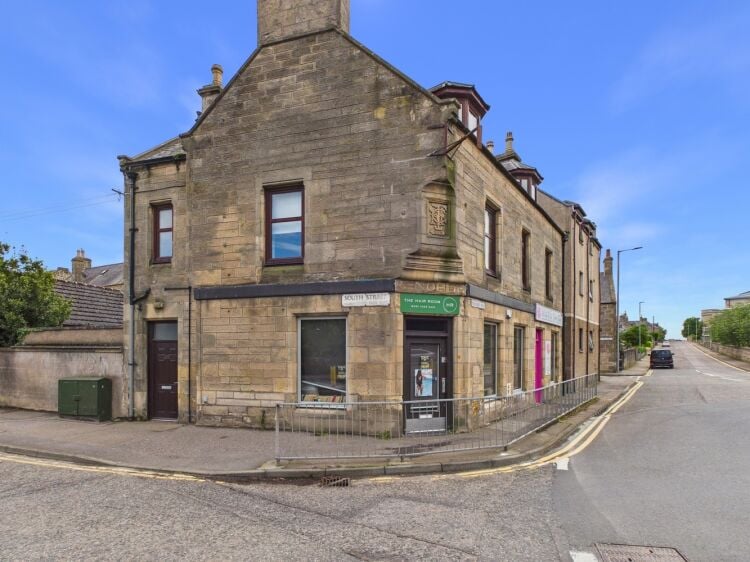 Secure mixed-use investment with strong income potential. Photo 2