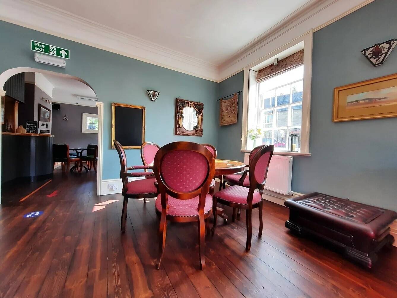WILTSHIRE - PRESTIGIOUS VILLAGE FREEHOUSE WITH LETTING ACCOMMODATION Photo 2