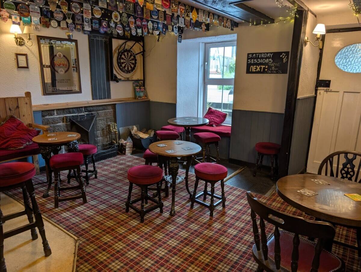 CARMARTHENSHIRE - TRADITIONAL VILLAGE PUB WITH ADDITIONAL ONE BEDROOM COTTAGE