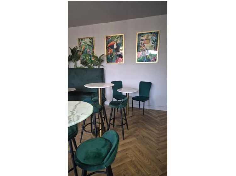 Shake Things Up – Vibrant Cocktail Bar in Prime Ainsdale Location