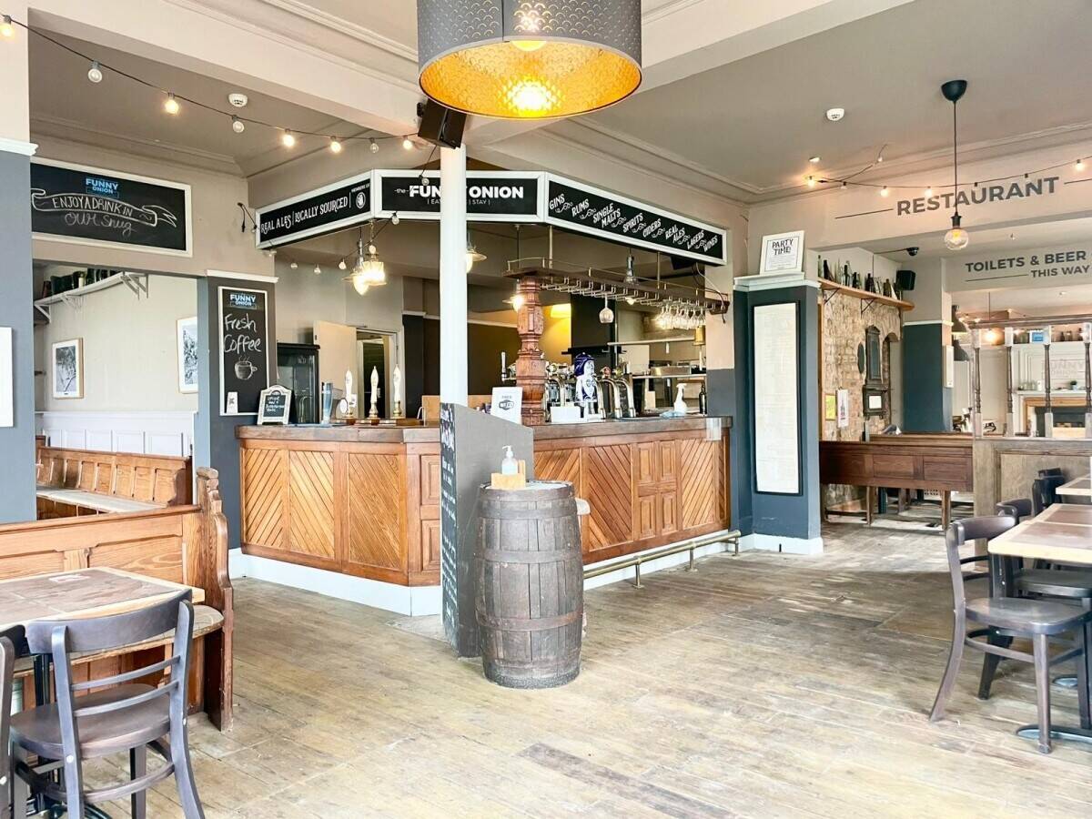 YORKSHIRE COAST - FIVE STOREY BAR & RESTAURANT WITH 11 APARTMENTS Photo 2