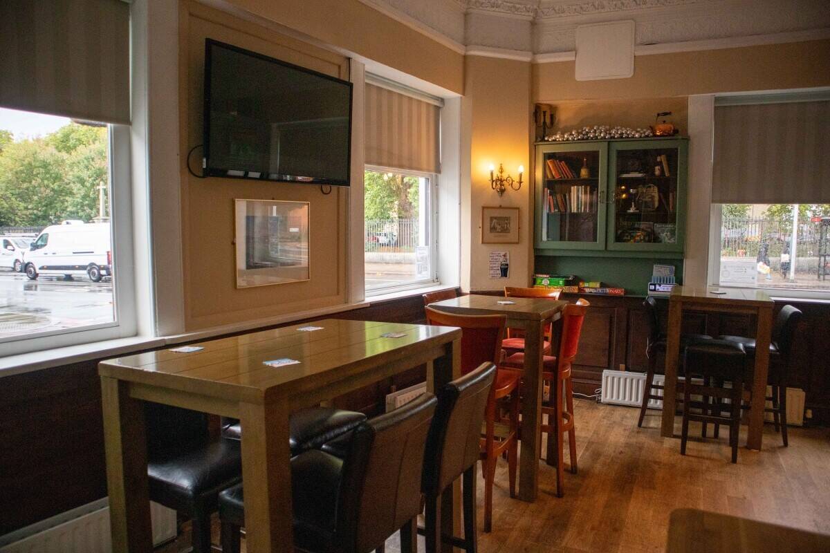 LONDON - PROMINENT FREEHOLD PUB BY MAJOR STADIUM AND STATION
