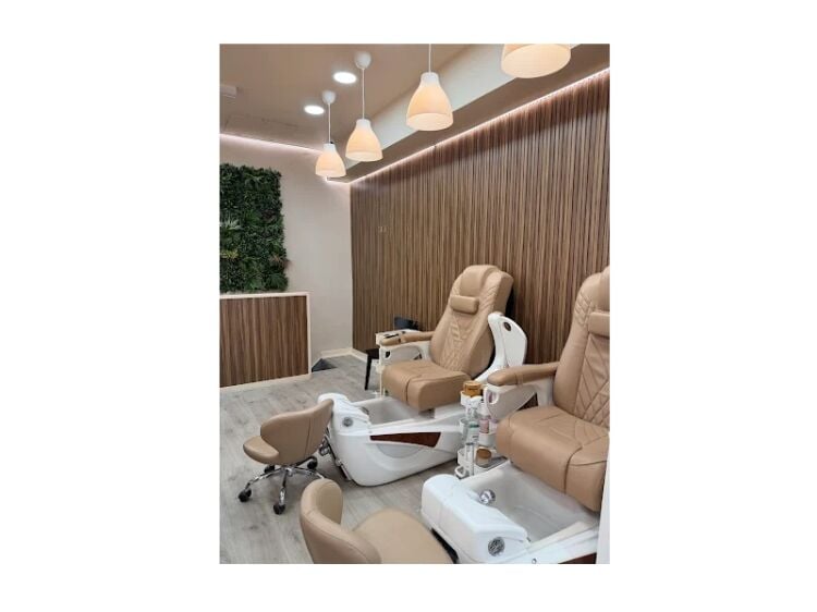 Beauty in Bloom – Trend-Led Nail & Beauty Studio Photo 2