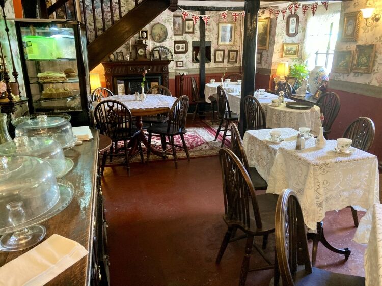 FAMOUS LICENSED DAYTIME TEA ROOM Photo 2