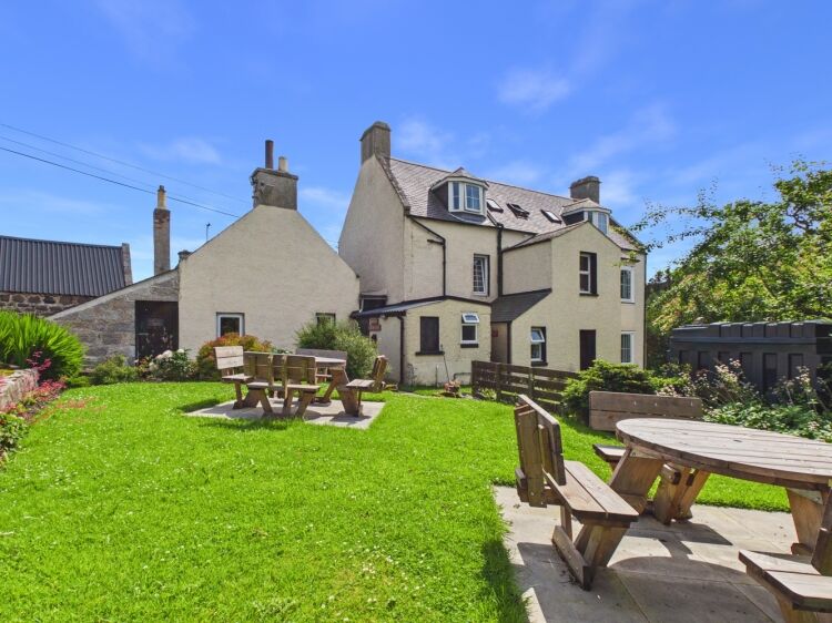 Charming riverside country inn with rooms and restaurant