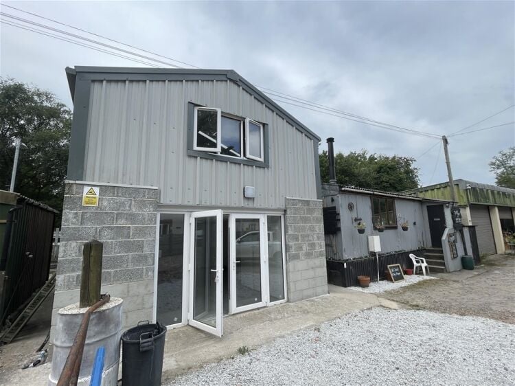 Recently constructed Two-storey office/ retails premises For Sale in Chulmleigh Photo 2