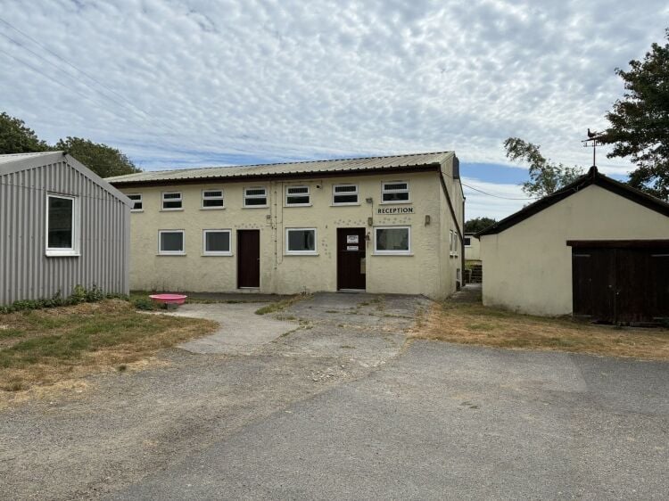 Highly Rated Boarding Kennels and Cattery with detatched 5 Bedroom House Photo 2
