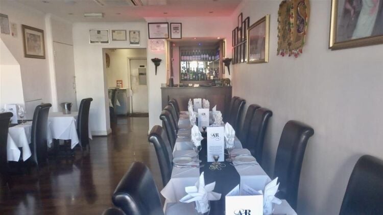 LEASEHOLD LIC. INDIAN RESTAURANT
SELF CONTAINED 2 BED FLAT ABOVE